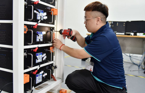 通傳_蔡弘偉透過大專青年預聘計畫，讓他順利進入有發展前景的綠能科技產業工作。