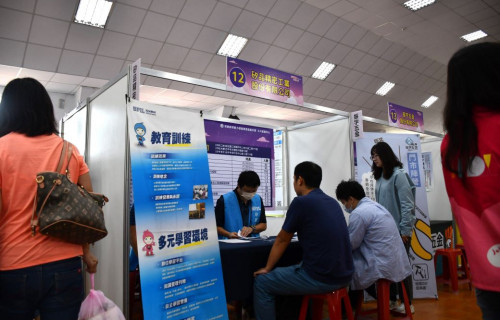 矽品精密祭出起薪4萬元起，徵求62個各類工程師職缺，活動開始就吸引許多民眾到場卡位找工作