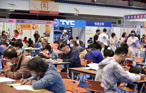 因應年後轉職潮，雲嘉南分署開發超過100家廠商提供上千個工作機會讓求職民眾選擇，詳細職缺可上台灣就業通網站查詢。