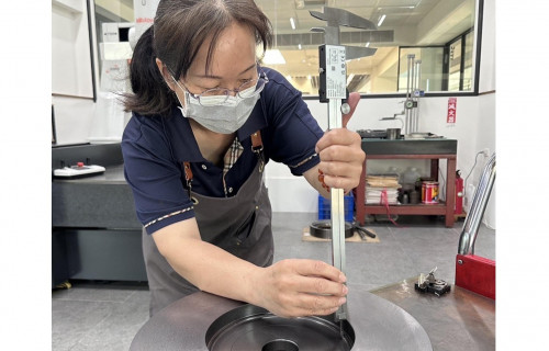 圖1. 公司為小雲導入電子式卡尺，數據能即時呈現，讓她對焦不再費力、更快完成檢測。