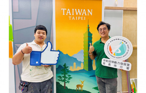 圖1.國手洪錦瑋(左)在雲嘉南分署職訓師林裕強(右)的指導下，一路過關斬將，成為國手，彼此建立深厚師徒情誼。