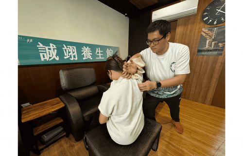 圖1.雲嘉南分署辦理的「產業人才投資方案」課程，多元豐富，協助陳柏霖(右)跨域轉職，興趣結合工作，投入健身防護與整復推拿服務，開啟職涯新篇章。